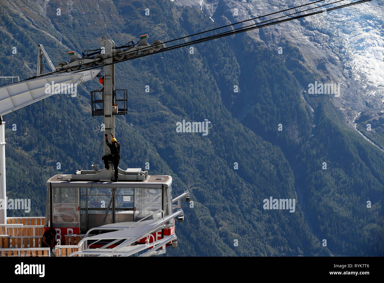 Mecanic review sul Brevent funivia. Valle di Chamonix, sulle alpi francesi. La Francia. Foto Stock