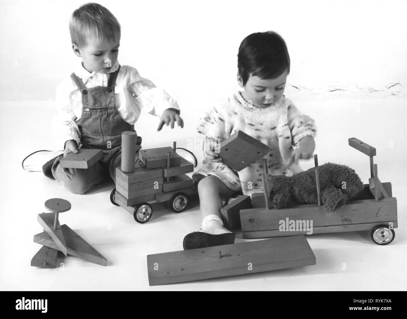 Persone, bambini, suonare due neonati con i giocattoli di legno, Germania, sessanta, Additional-Rights-Clearance-Info-Not-Available Foto Stock