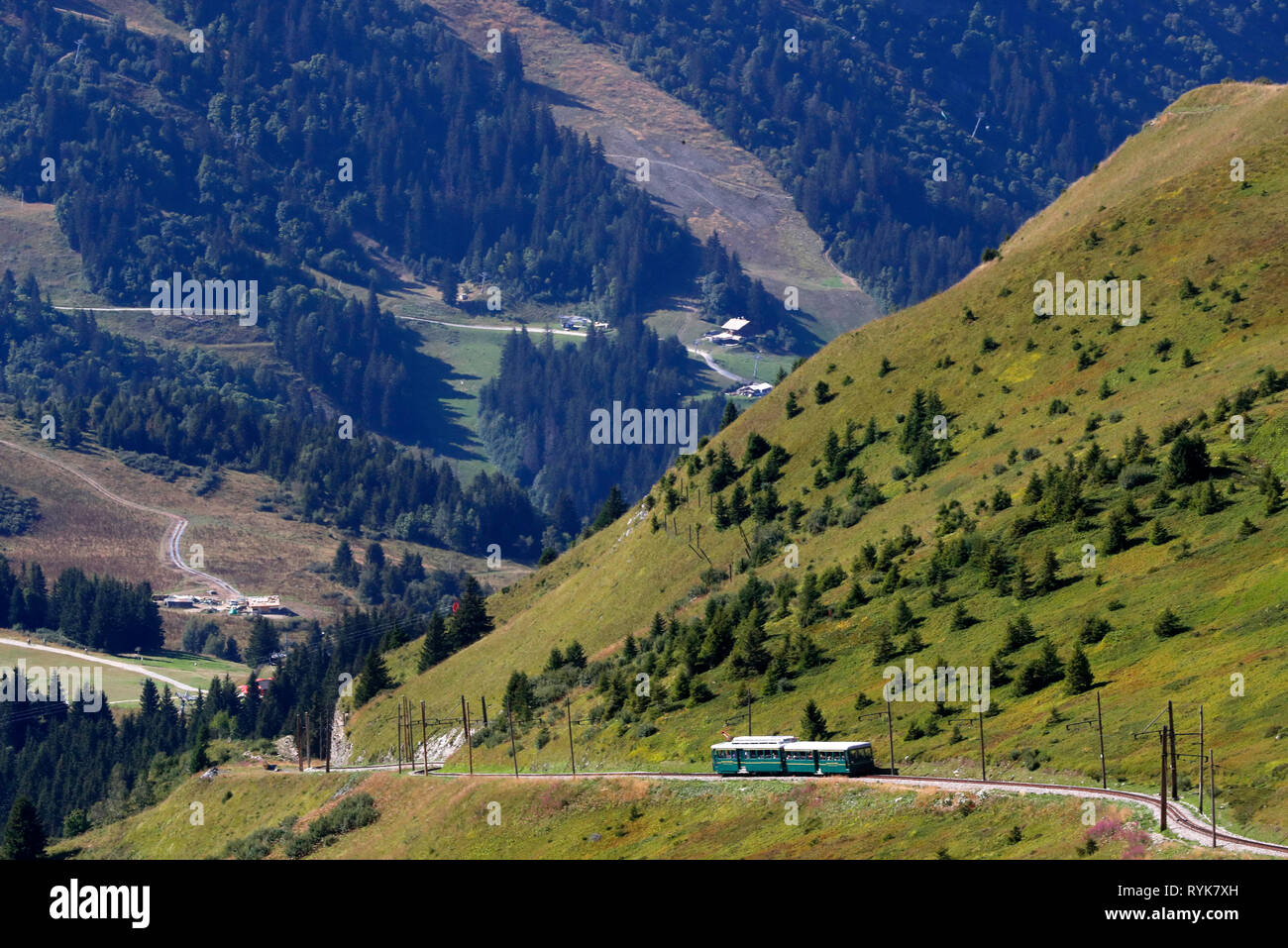 Sulle Alpi francesi. Il Mont Blanc del tram (TMB) è la montagna più alta della linea ferroviaria in Francia. Saint-Gervais. La Francia. Foto Stock