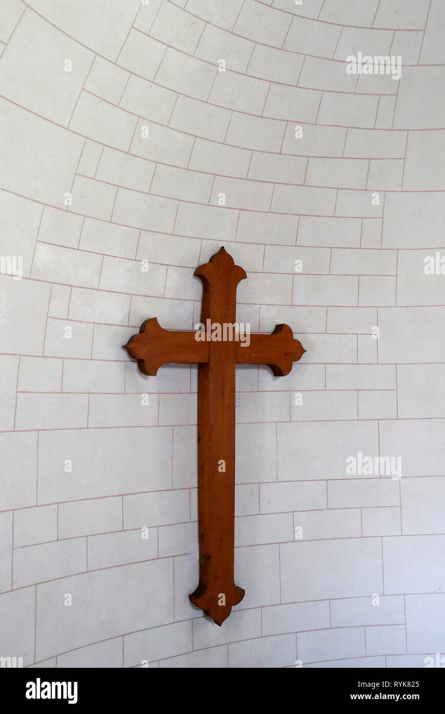 Chiesa protestante. Una croce cristiana sulla parete. La Francia. Foto Stock