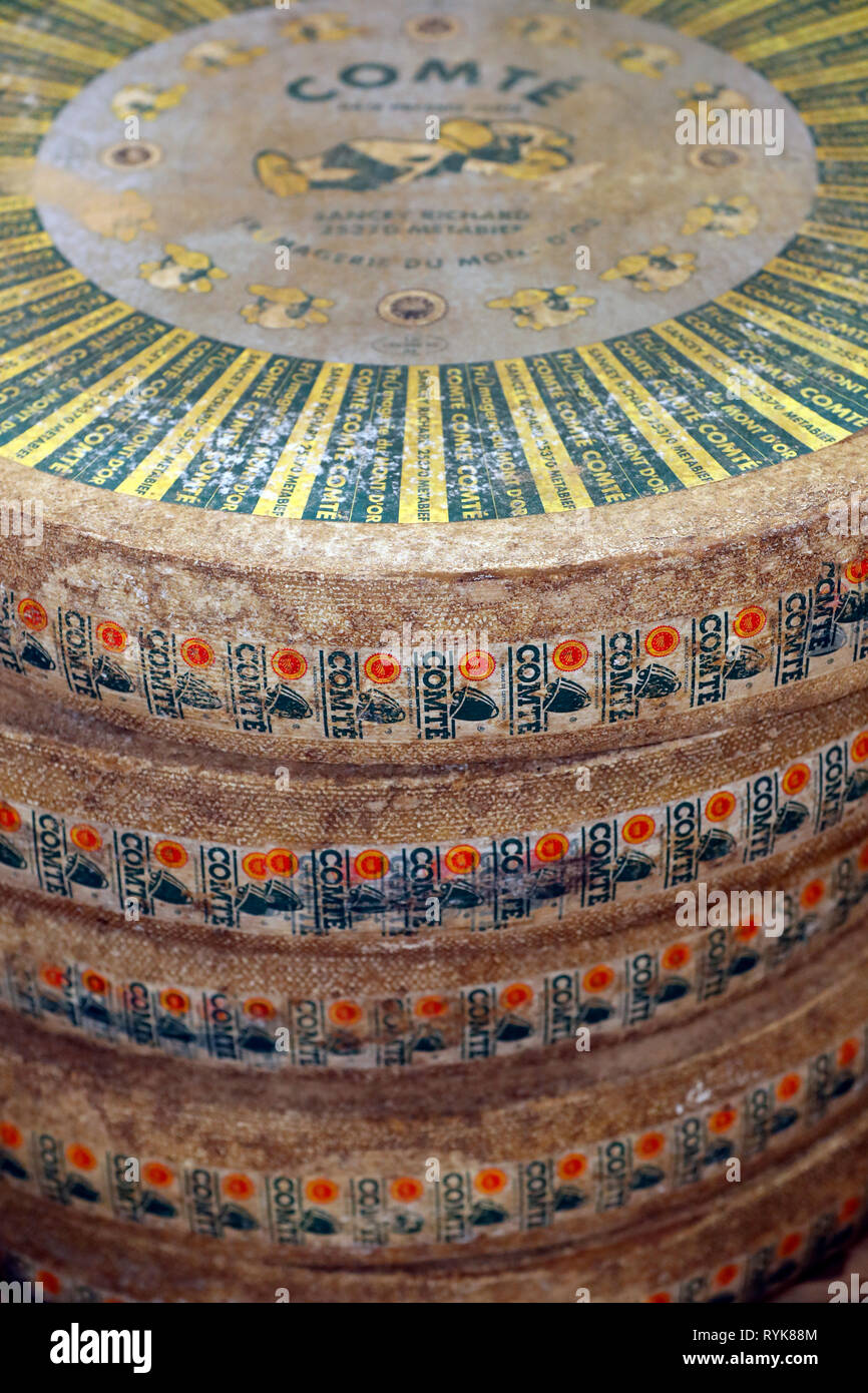 Comte il formaggio di raffinazione in una cantina tradizionale. Rognaix. La Francia. Foto Stock