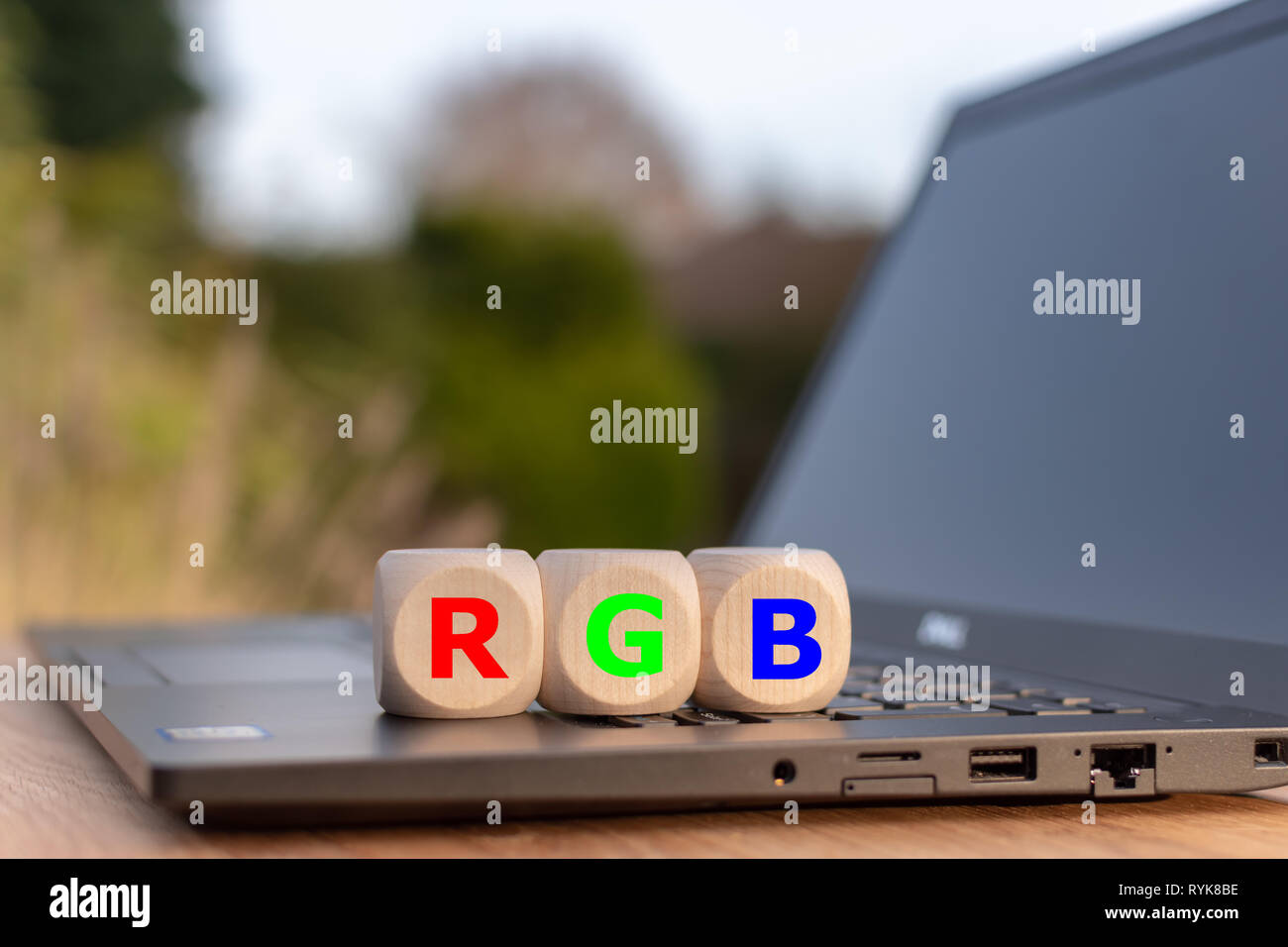 Simbolo per il modello di colore RGB. Dadi collocato su un notebook con le lettere 'RGB' con colori corrispondenti. Foto Stock