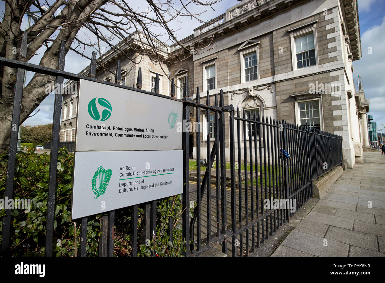 Dipartimento del patrimonio della cultura e del Gaeltacht Ambiente e comunità e governo locale presso la Custom House custom house quay Dublino Repubblica Foto Stock