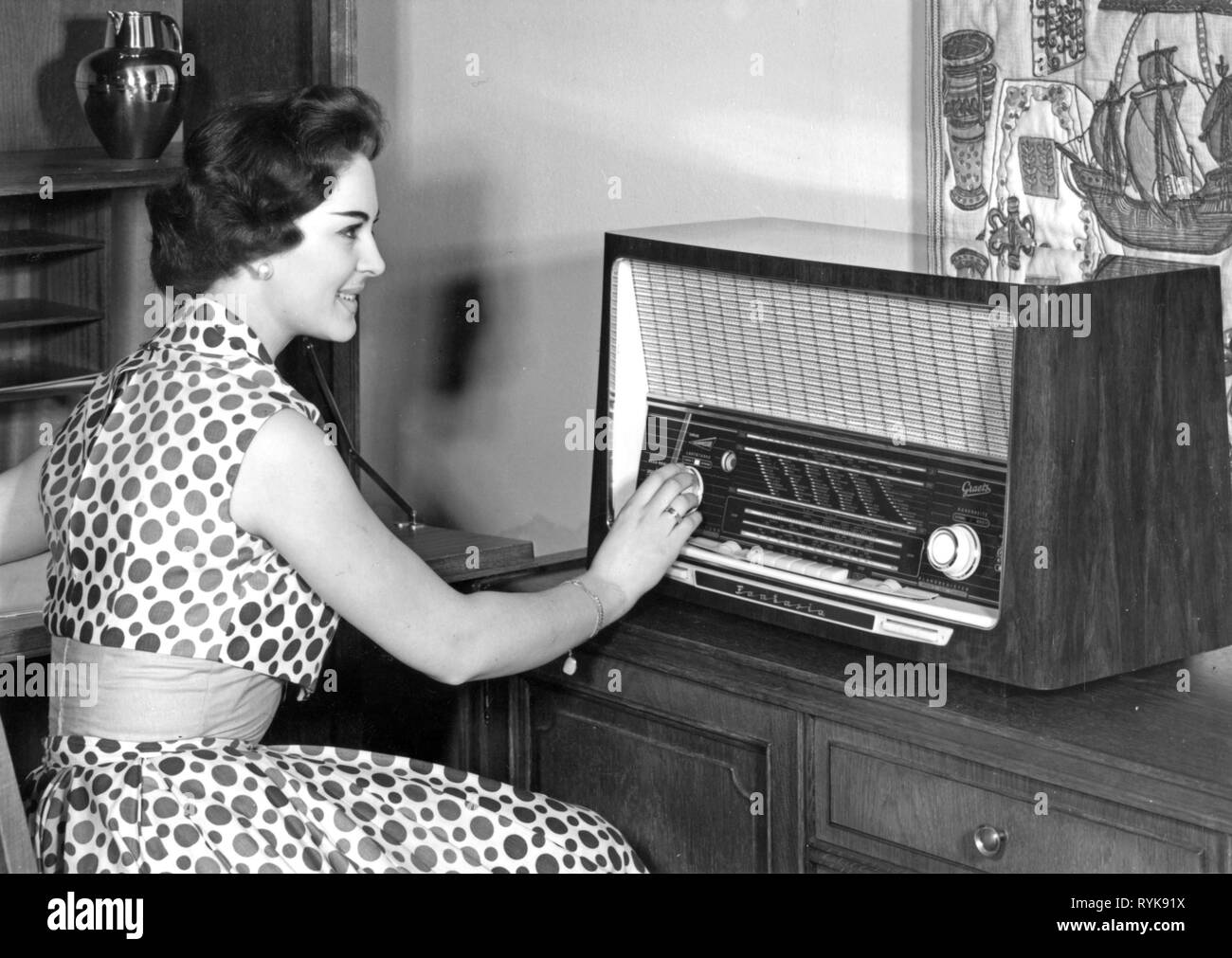 Broadcast, radio, apparecchi radio, Graetz Fantasia 622, giovane donna cercando in corrispondenza della stazione, Germania, 1958, Additional-Rights-Clearance-Info-Not-Available Foto Stock