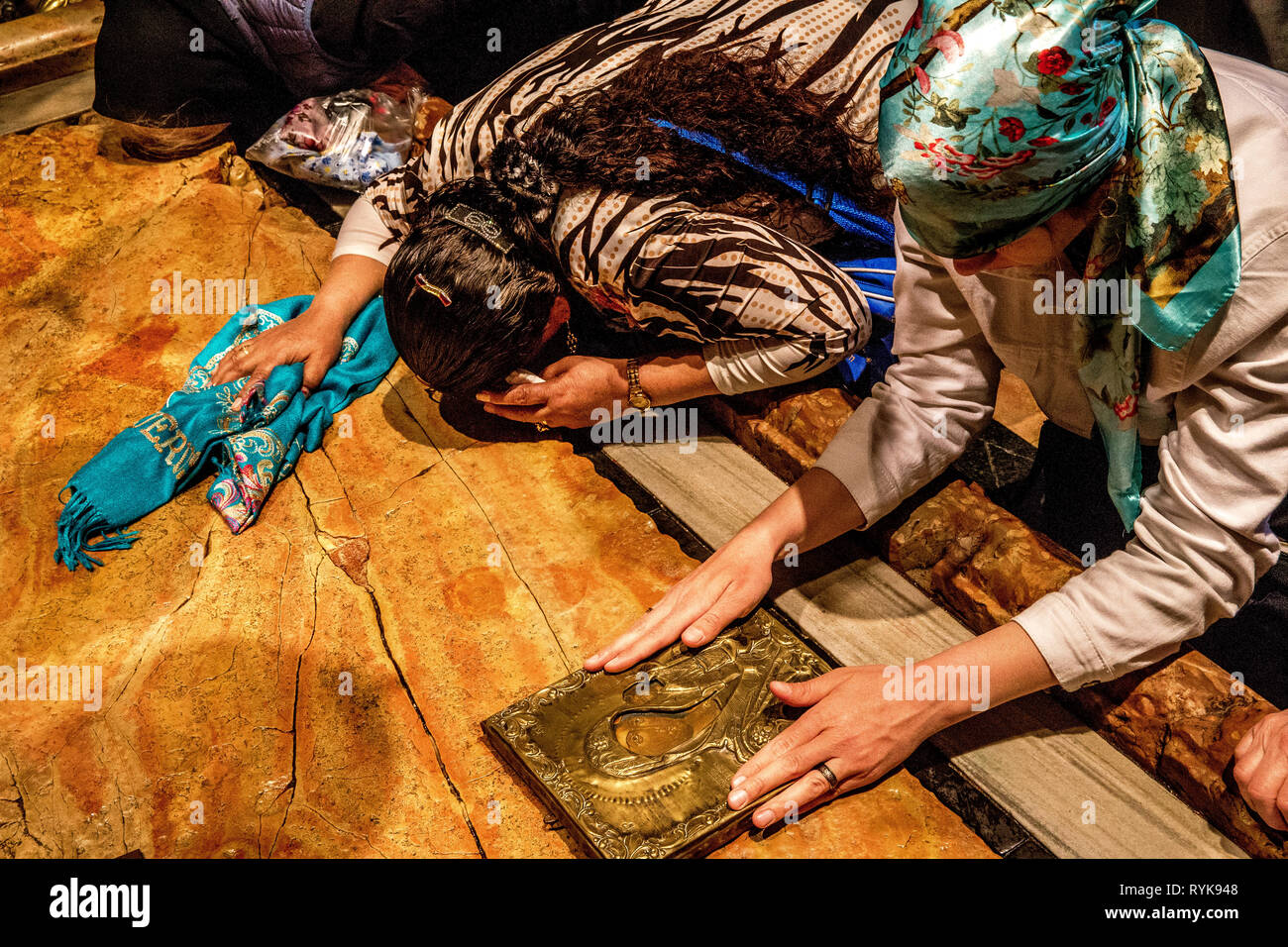 Pellegrini cristiani adorare presso il Santo Sepolcro di Gerusalemme, Israele. Foto Stock