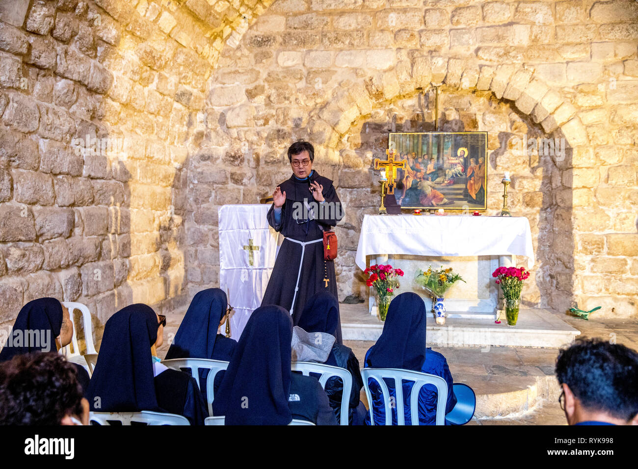 Corea del Sud il clero nella Chiesa sinagoga di Nazaret, la Galilea, Israele. Foto Stock