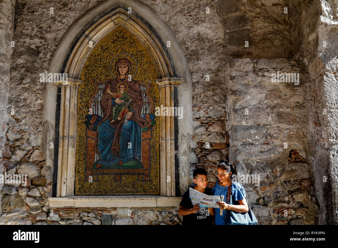 Madre e figlio guardando una mappa di Taormina, Sicilia (Italia). Foto Stock