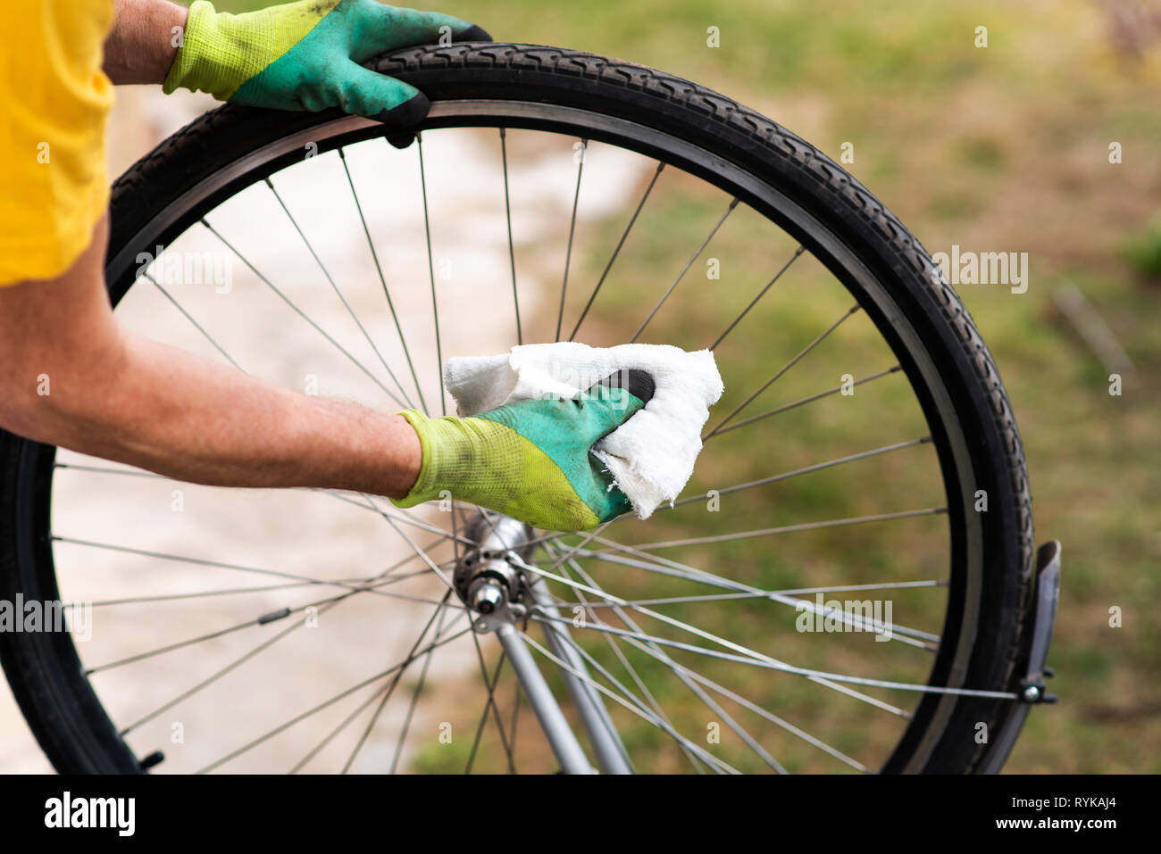 Pulizia uomo pneumatico di una bicicletta per la nuova stagione Foto Stock