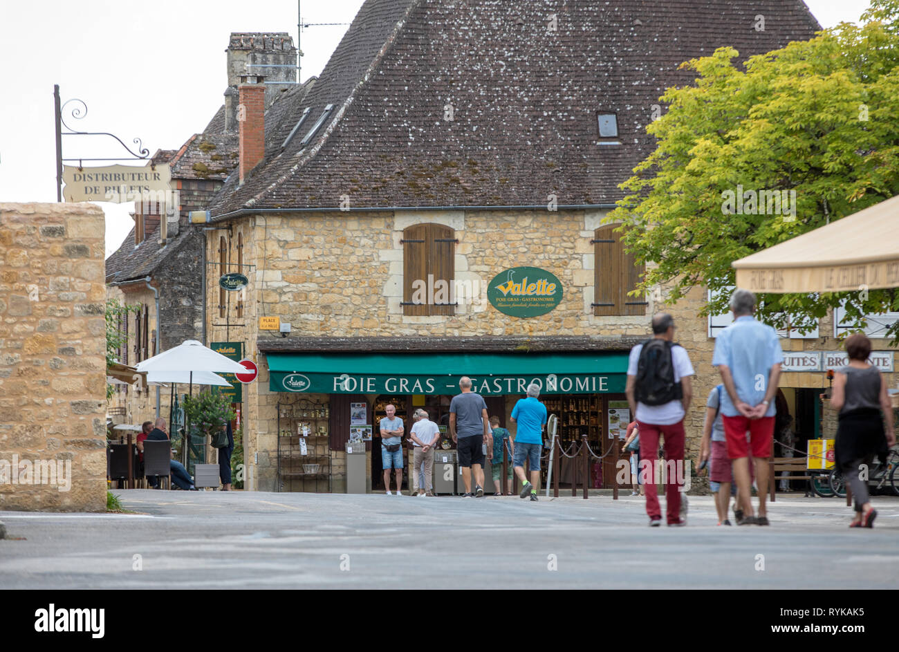 Domme, Francia - 5 Settembre 2018:i turisti in visita alla città medievale di Domme in Dordogne Francia. Foto Stock