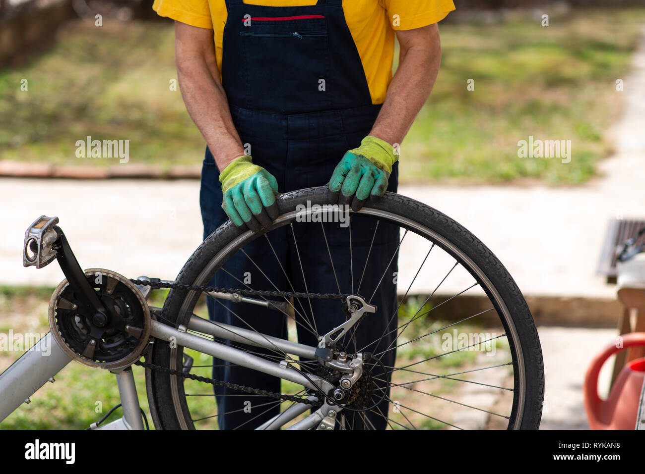 Uomo bicicletta di controllo pressione degli pneumatici per la stagione di guida Foto Stock