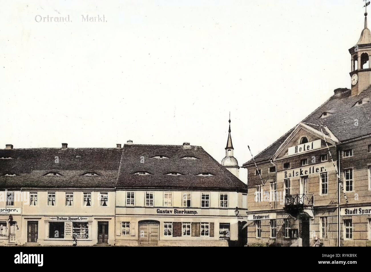 Il Rathaus (Ortrand), piazze di mercato a Ortrand, la Sparkasse Niederlausitz, 1912, Brandeburgo, Ortrand, Markt Foto Stock