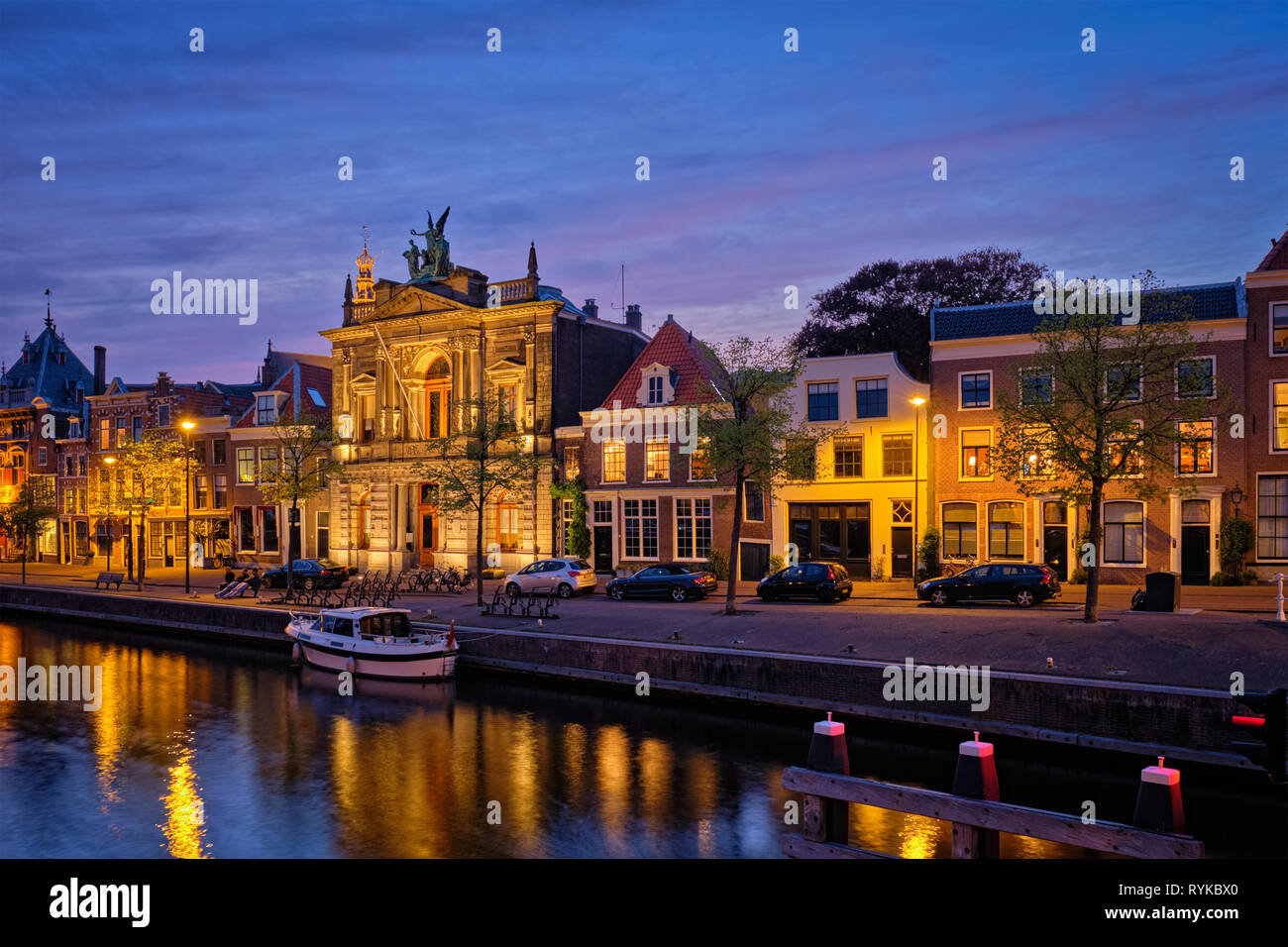 Canal e case di sera. Haarlem, Paesi Bassi Foto Stock