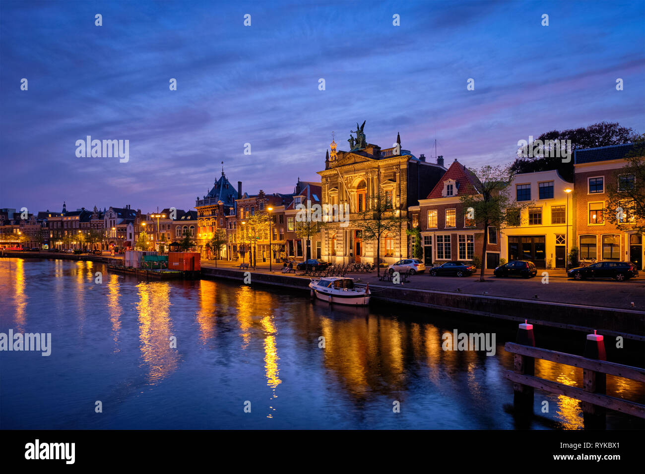 Canal e case di sera. Haarlem, Paesi Bassi Foto Stock