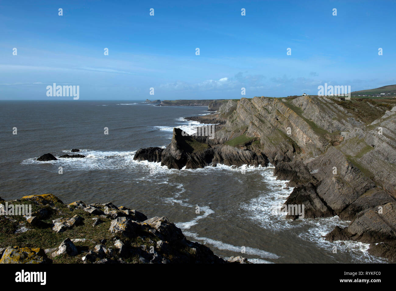 Vista su scogliere sul mare a worms testa dal Knave su Gower Foto Stock