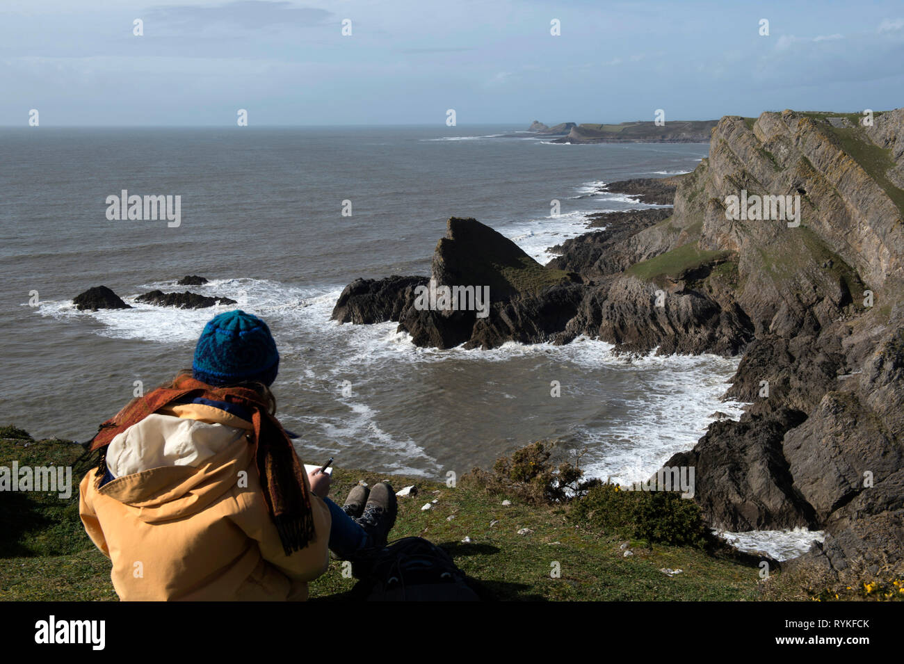 Pittura ragazza vista sulle scogliere sul mare a Worms testa dal Knave su Gower Foto Stock