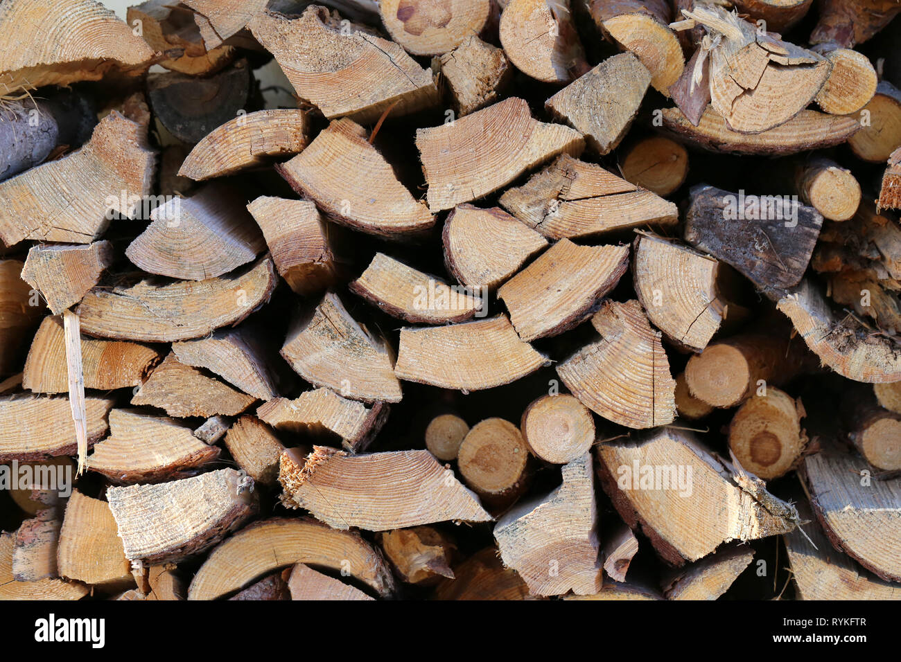 Catasta di legna da ardere in pila. Questi registri possono essere utilizzati per un caminetto o riscaldamento di una casa. Bella closeup foto è stata scattata in Finlandia. Immagine a colori. Foto Stock