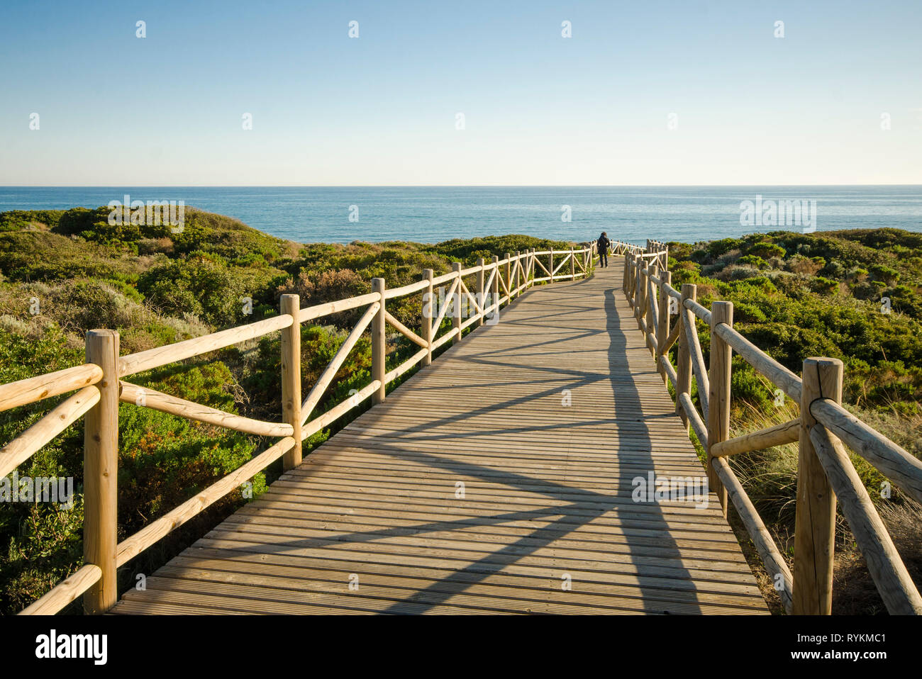 Passerella in legno al mare mediterraneo, Artola, Cabopino riserva naturale, Andalusia, Spagna. Foto Stock