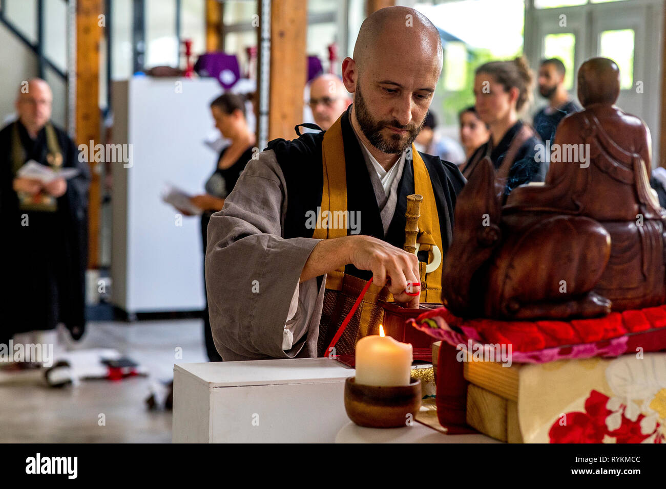 Zen sesshin (ritiro) a Parigi, Francia. Maestro di eseguire un rituale. Foto Stock