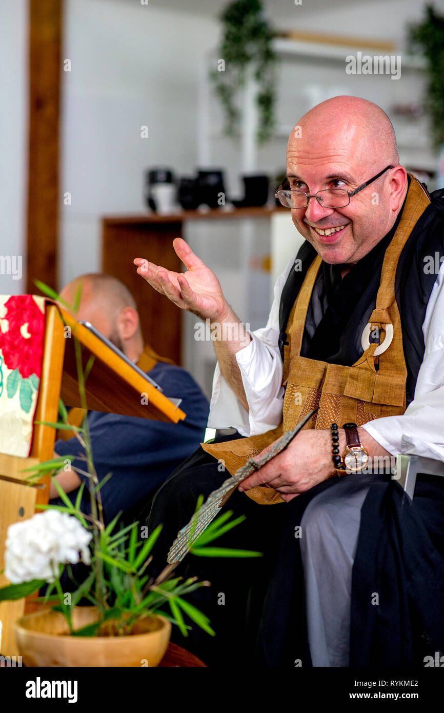 Zen sesshin (ritiro) a Parigi, Francia. Master dando una lezione. Foto Stock