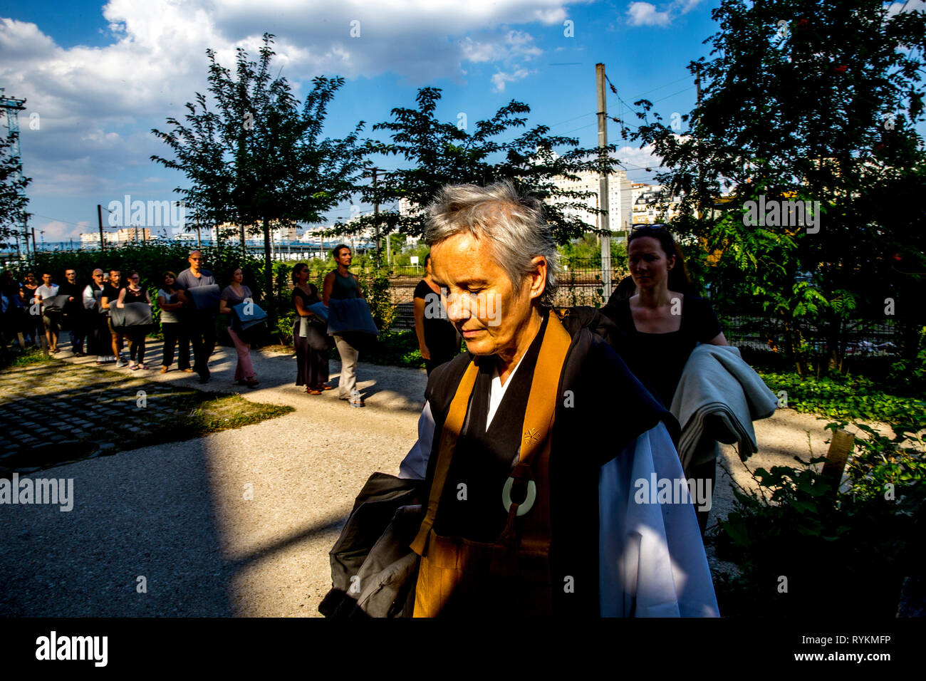 Zen sesshin (ritiro) a Parigi, Francia. Silent passeggiata in un parco. Foto Stock