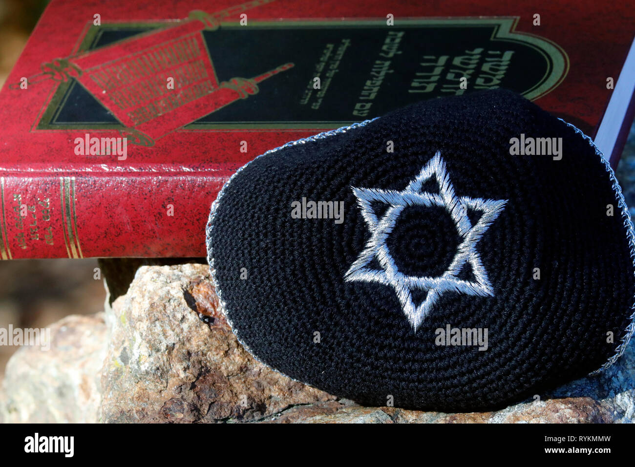 La Torah e la kippa due simboli ebraici. Foto Stock