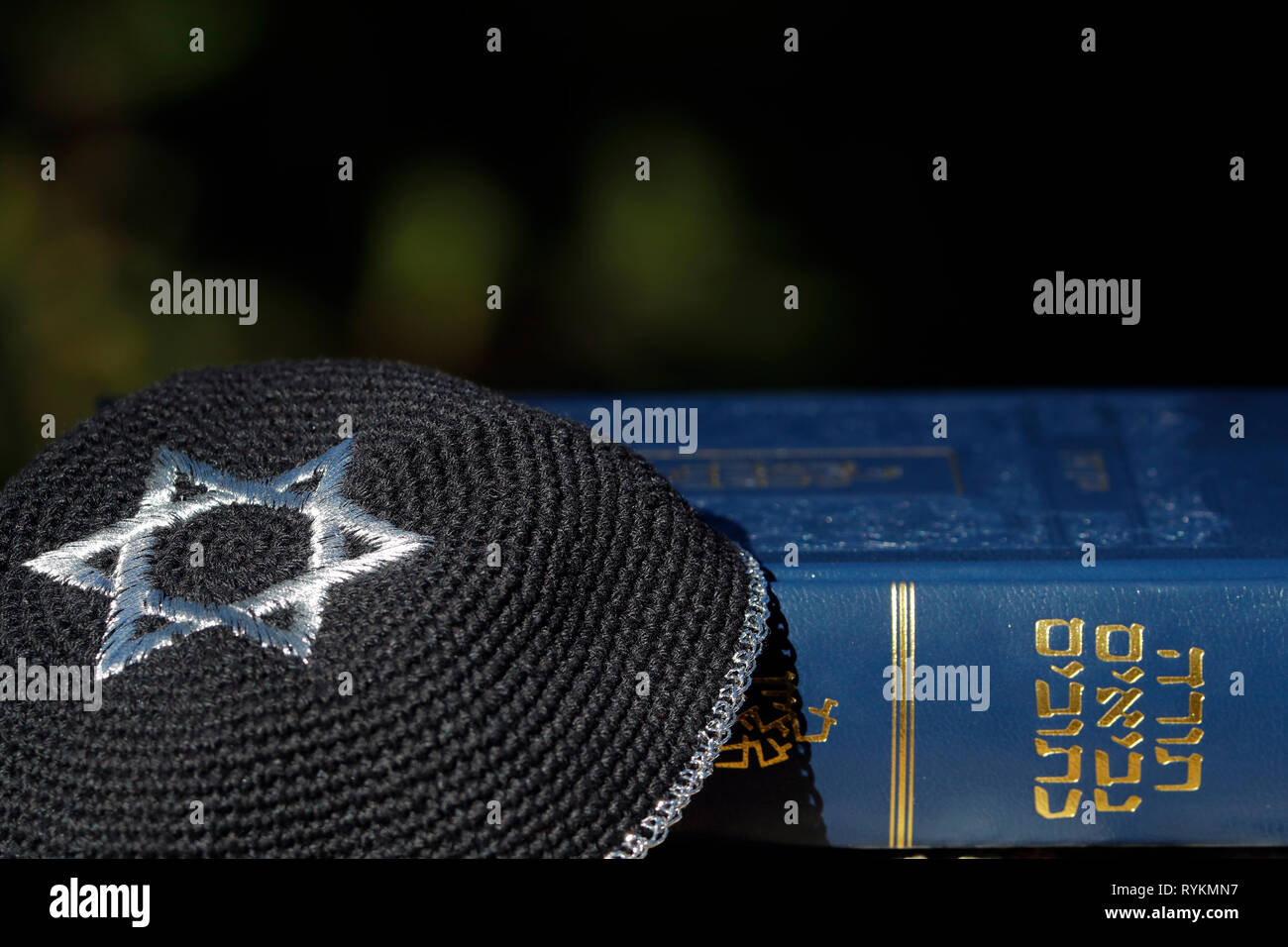 La Torah e la kippa due simboli ebraici. Foto Stock