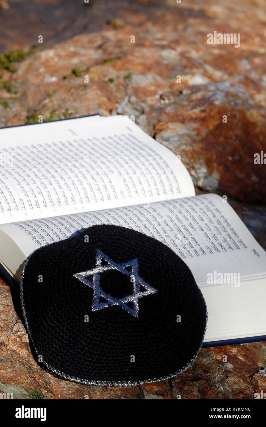 La Torah e la kippa due simboli ebraici. Foto Stock