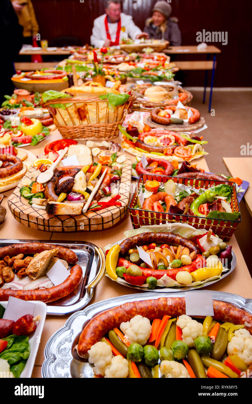 Belo Blato, Vojvodina, Serbia - 11 Febbraio 2017: i giudici valuteranno migliori salsicce con verdure fresche che sono esposte su salsiccia tradizionale tour Foto Stock