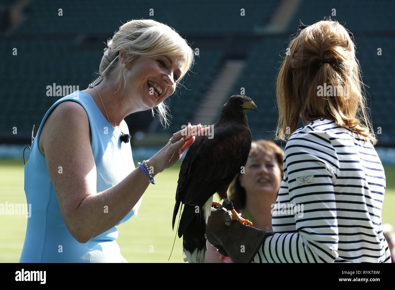 CAROL KIRKWOOD , RUFUS WIMBLEDON HAWK PICCIONI SCARER, i campionati di Wimbledon 2017, i campionati di Wimbledon 2017, 2017 Foto Stock