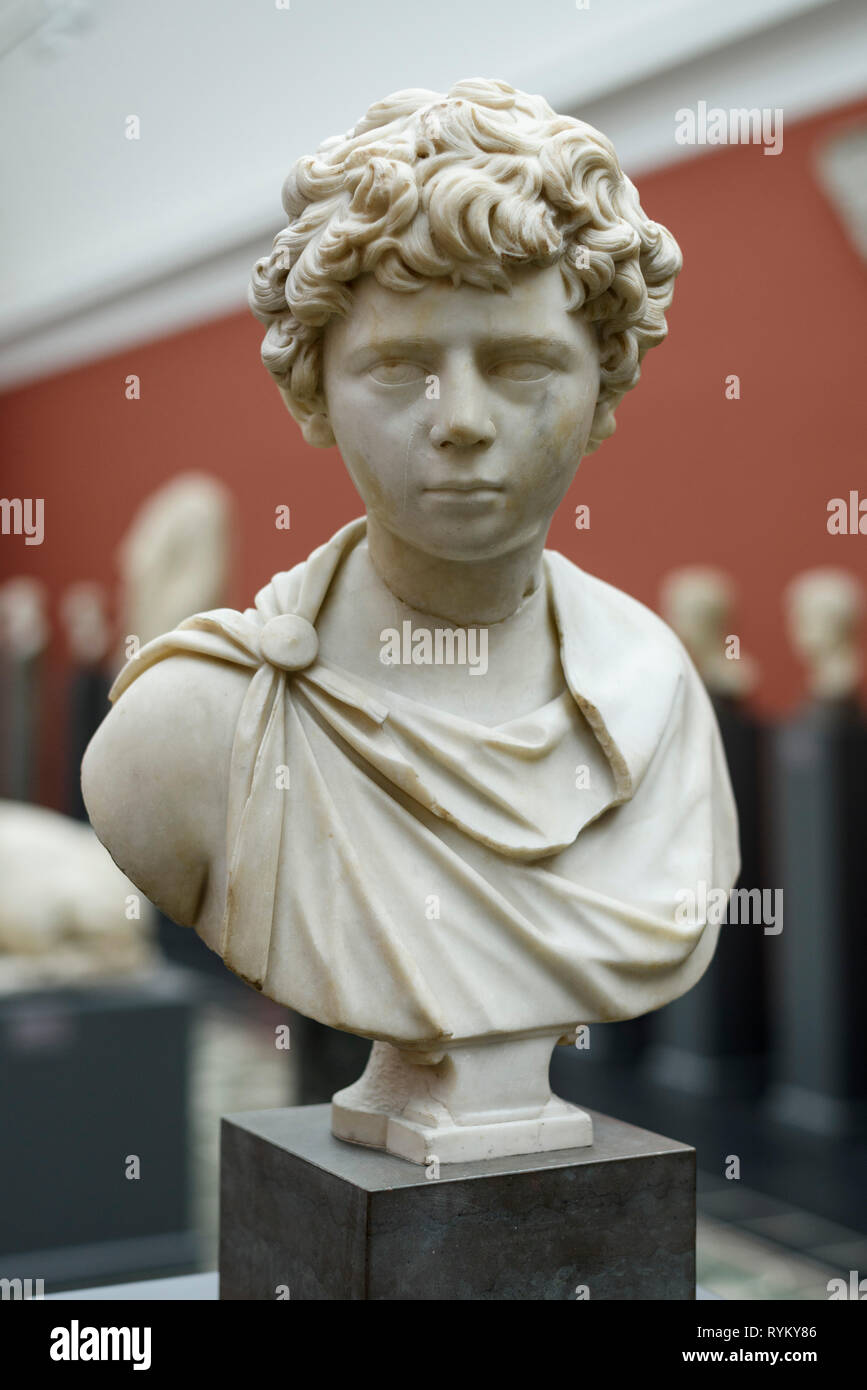 Copenhagen. La Danimarca. Busto di imperatore romano Lucius Verus come un ragazzo a ca. 8 anni di età. Ny Carlsberg Glyptotek. Lucius Verus indossa il paludame Foto Stock
