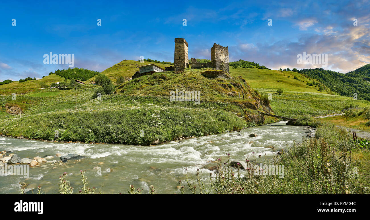 Pietra Svaneti medievale case a torre del borgo Davberi nelle montagne del Caucaso, Svaneti superiore, Samegrelo-Zemo Svaneti, Mestia, Georgia. Foto Stock