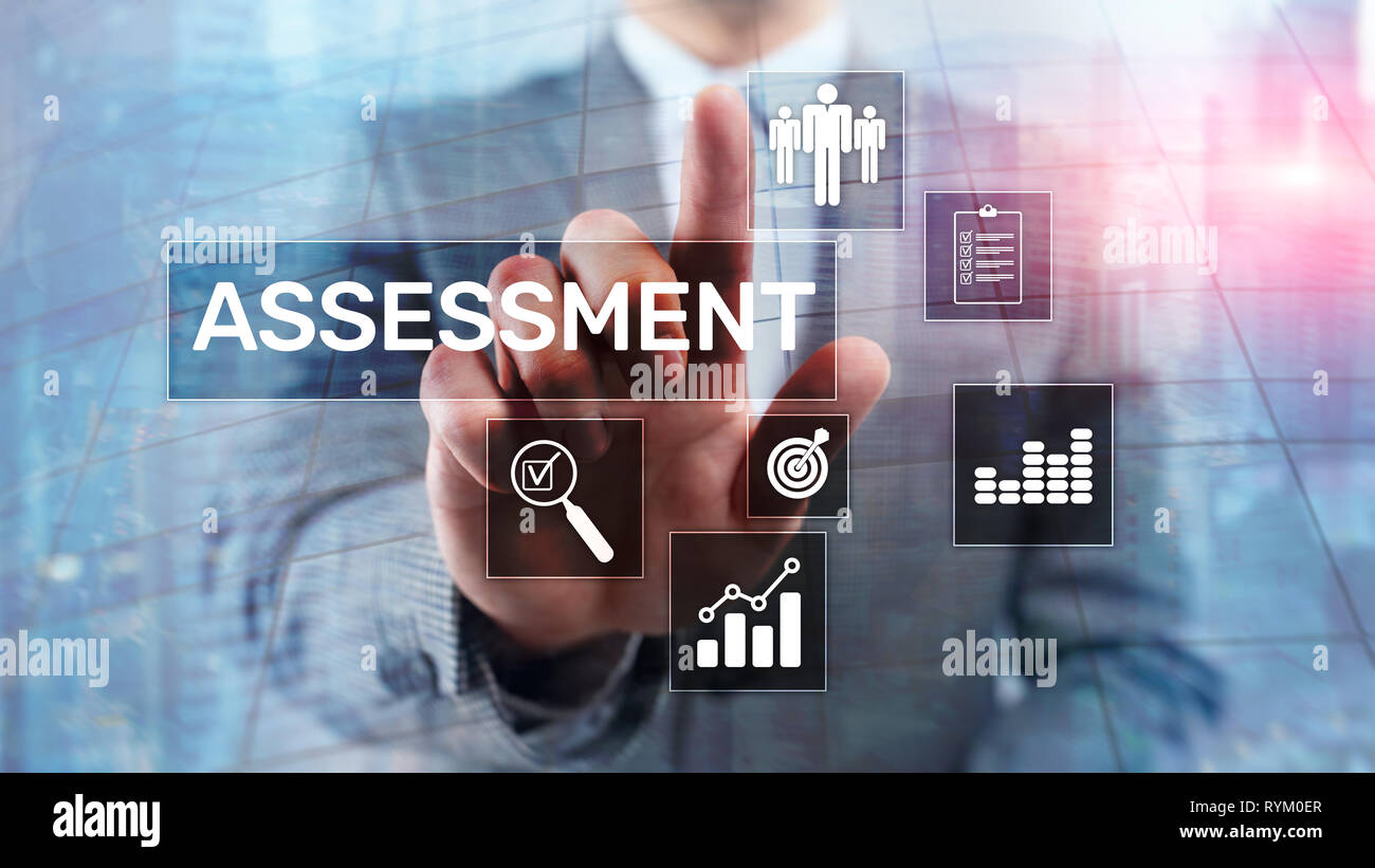 La valutazione della verifica misura Analisi Analisi di Business e Tecnologia concetto su sfondo sfocato Foto Stock