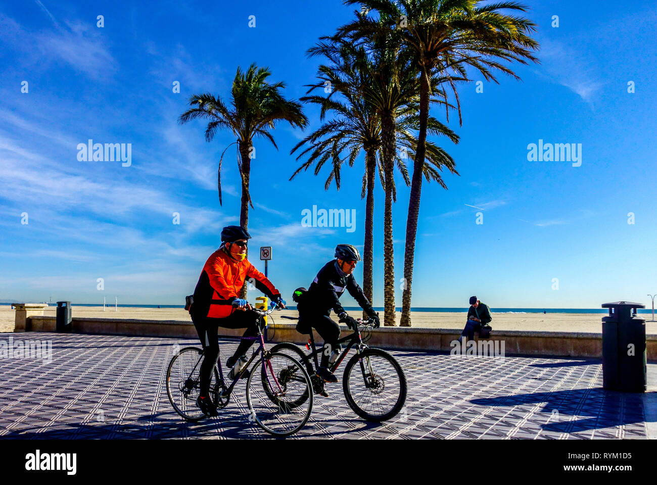 Spiaggia di Valencia Malvarrosa, Gente in bicicletta sulla spiaggia, El Cabanyal Barrio, Spagna bicicletta città Foto Stock