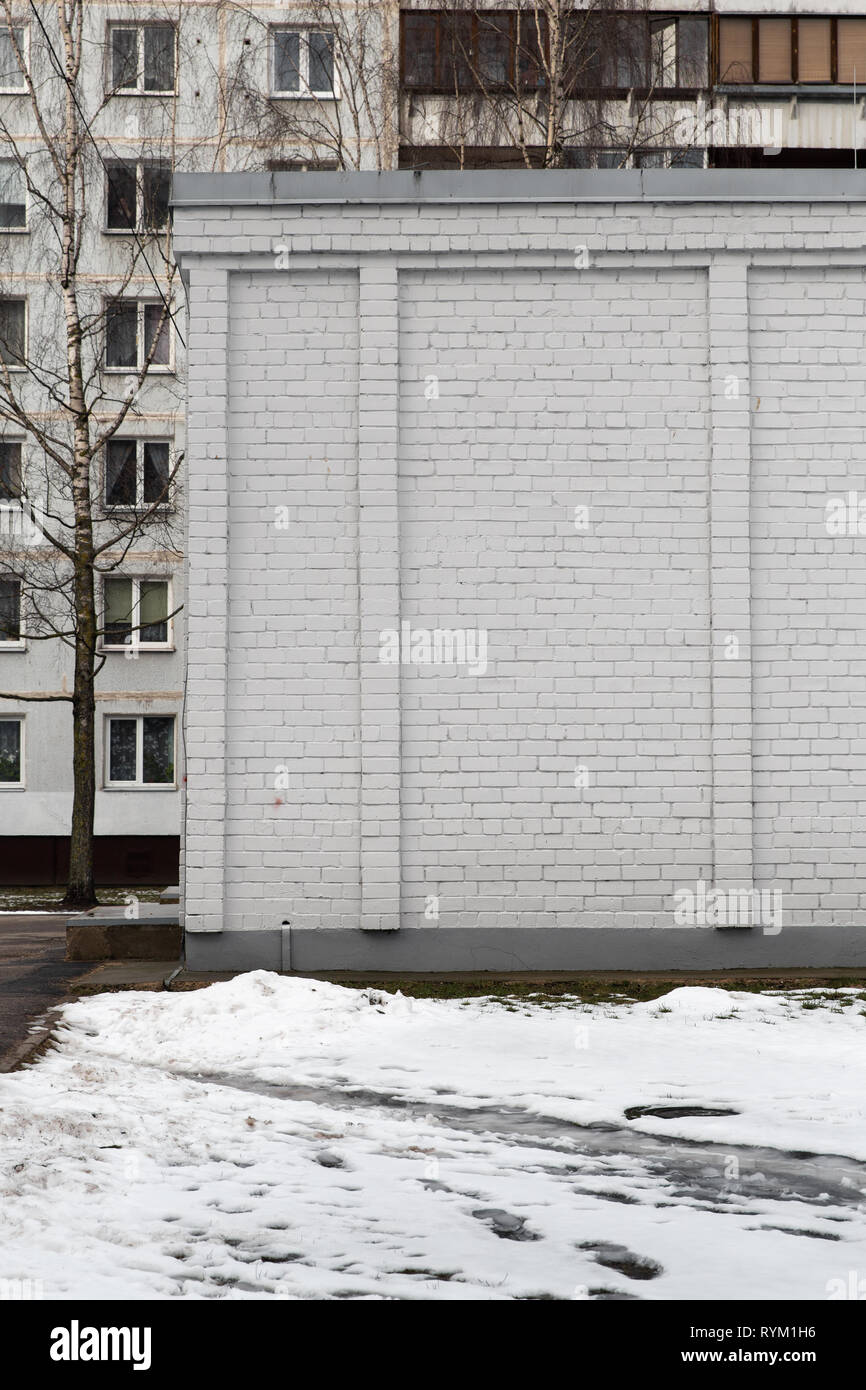 Vuoto di uno spazio pubblicitario su un bianco muro di mattoni in strada al di fuori Foto Stock