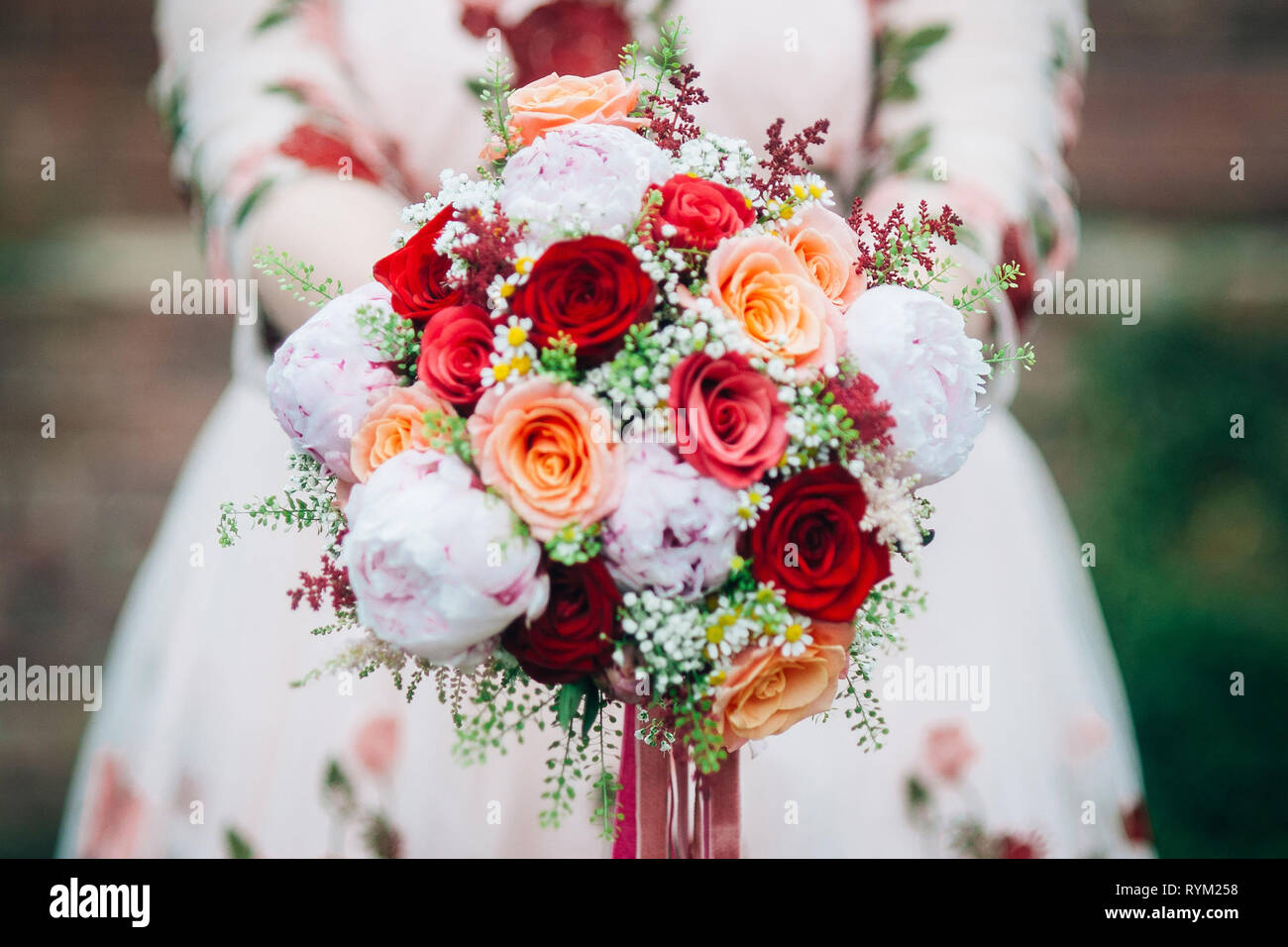 Bouquet di nozze. Primo piano di una sposa di stile alternativo con un bouquet colorato. Matrimoni ammessi coronavirus Inghilterra Regno Unito Foto Stock