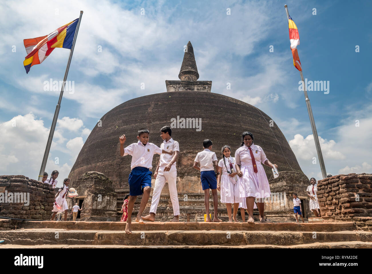 Una parte dello Sri Lanka scuola bambini tour uno dei famosi stupa buddisti in Anuradhapura nella parte settentrionale della provincia Centrale, Sri Lanka. Foto Stock