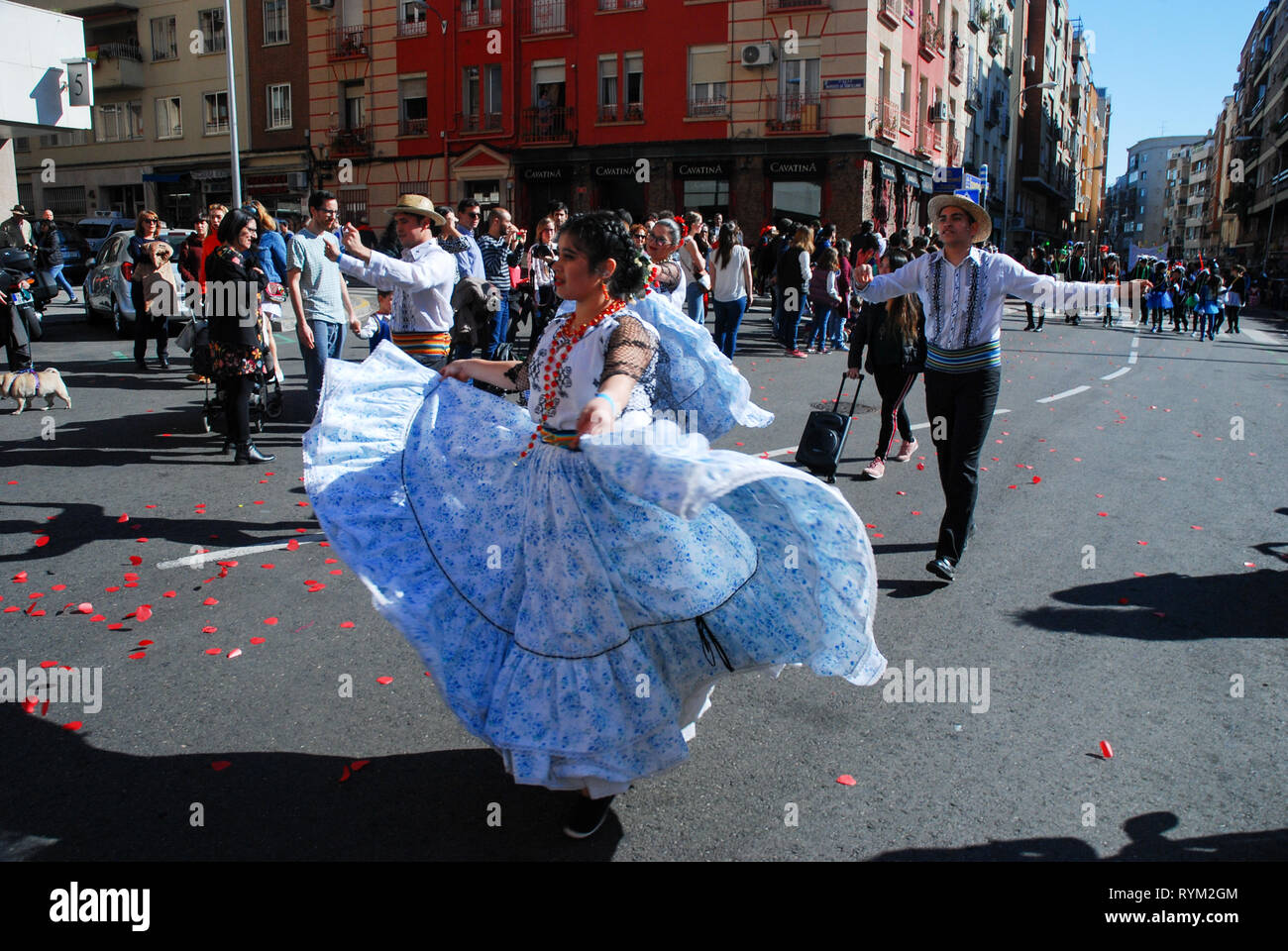 Madrid, Spagna, 2 Marzo 2019: sfilata di carnevale, membri del paraguaiano balli di gruppo di eseguire con il costume tradizionale Foto Stock