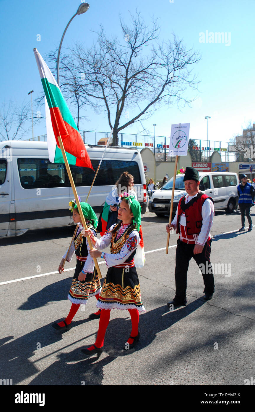 Madrid, Spagna, 2 Marzo 2019: sfilata di carnevale, gruppo bulgaro ballerini con costume tradizionale di eseguire Foto Stock