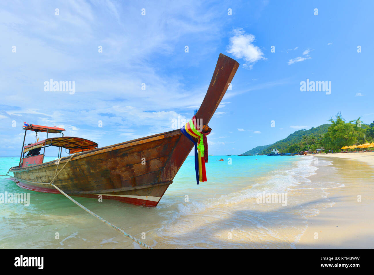 Barca dalla coda lunga al Maya Bay, Phi Phi Island, Phuket Thailandia Foto Stock