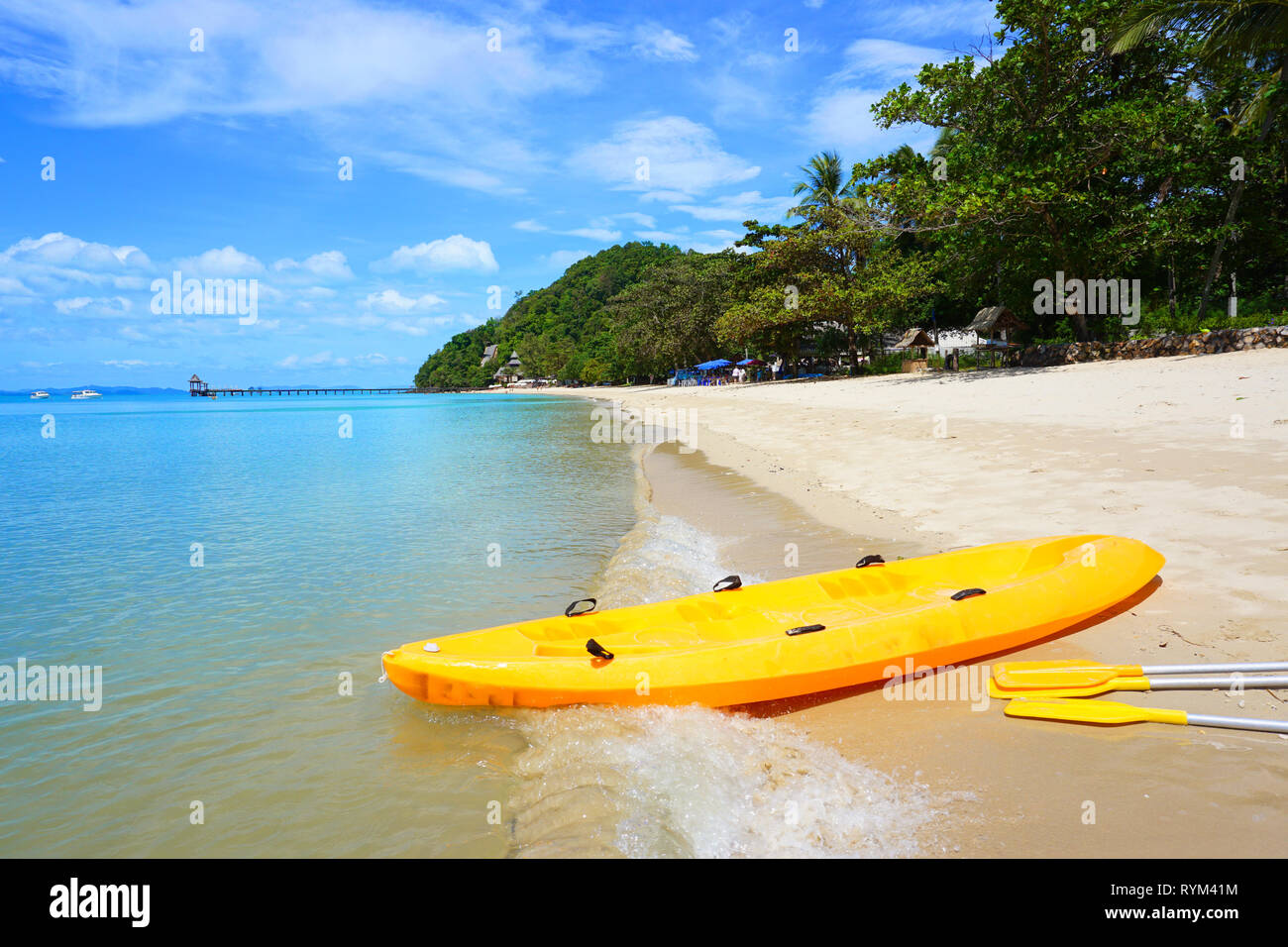 La sua fibra di una barca che uso per trasporto e inoltre è possibile vedere il mare, colline in background e il suo una cattura immagini a isola di phuket, Foto Stock