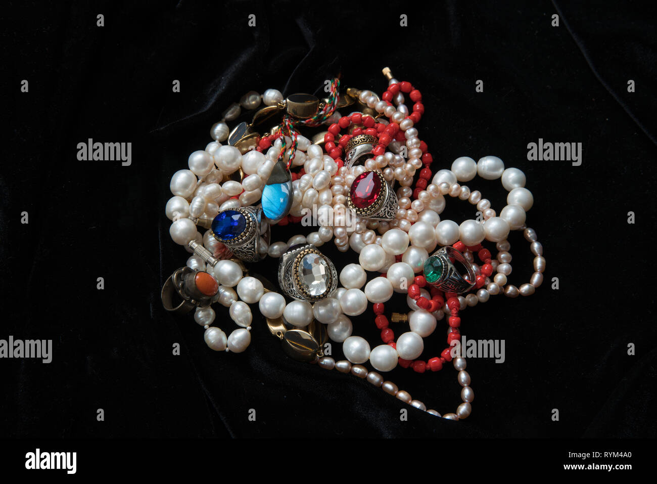 Catene di perle e gli anelli con colores vetro (come Swarovsky) cercare piaceva come rubin e zaffiro. Dall'India Foto Stock