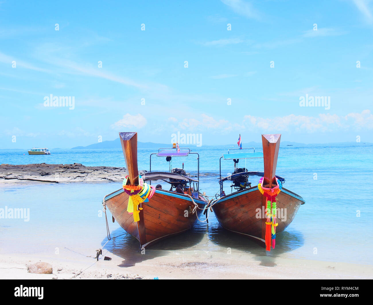 Barca dalla coda lunga al Maya Bay, Phi Phi Island, Phuket Thailandia Foto Stock