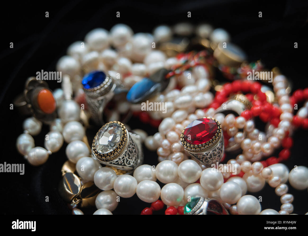 Catene di perle e gli anelli con colores vetro (come Swarovsky) cercare piaceva come rubin e zaffiro. Dall'India Foto Stock
