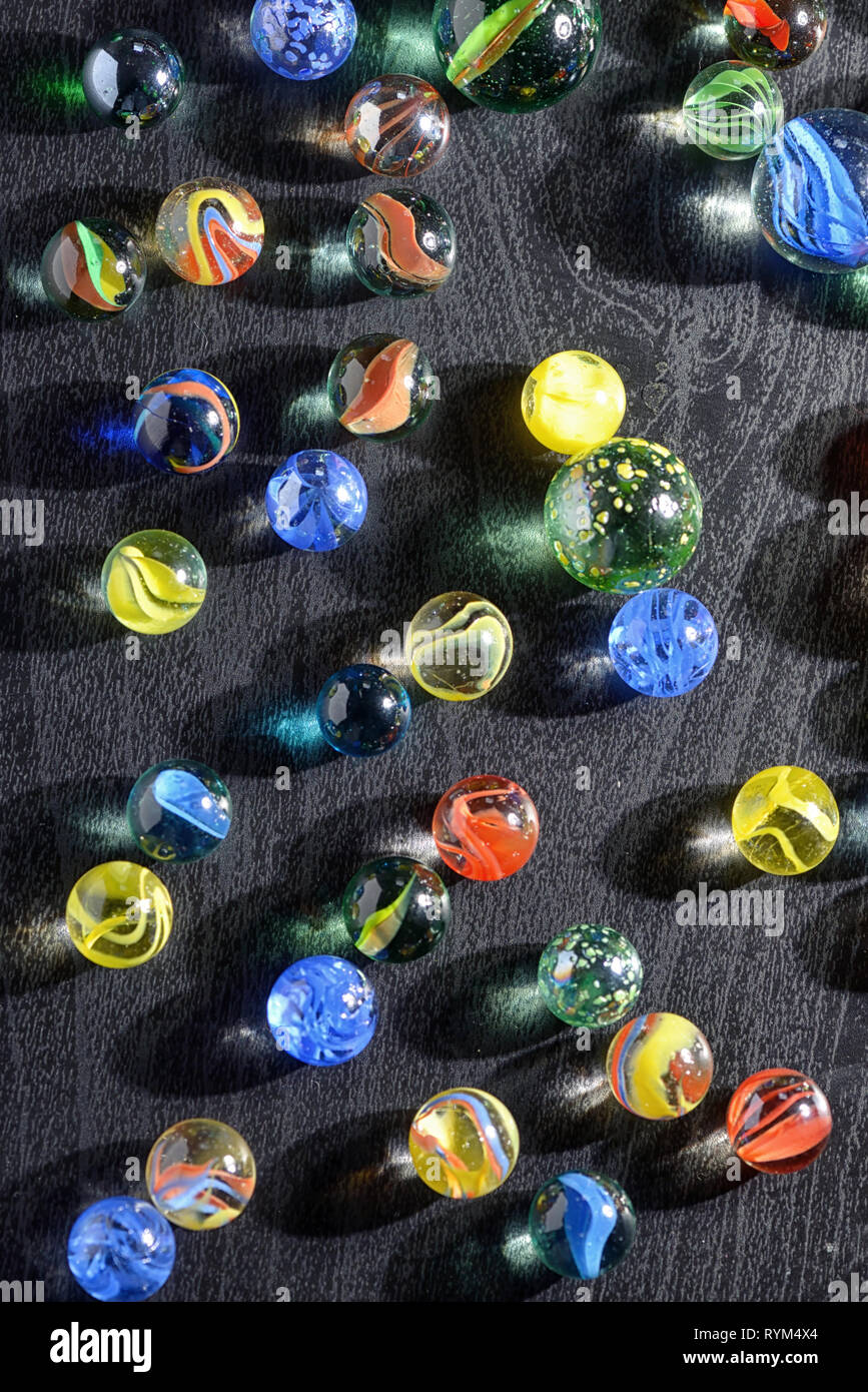 Vetro palle di marmo e le ombre sul tavolo Foto Stock