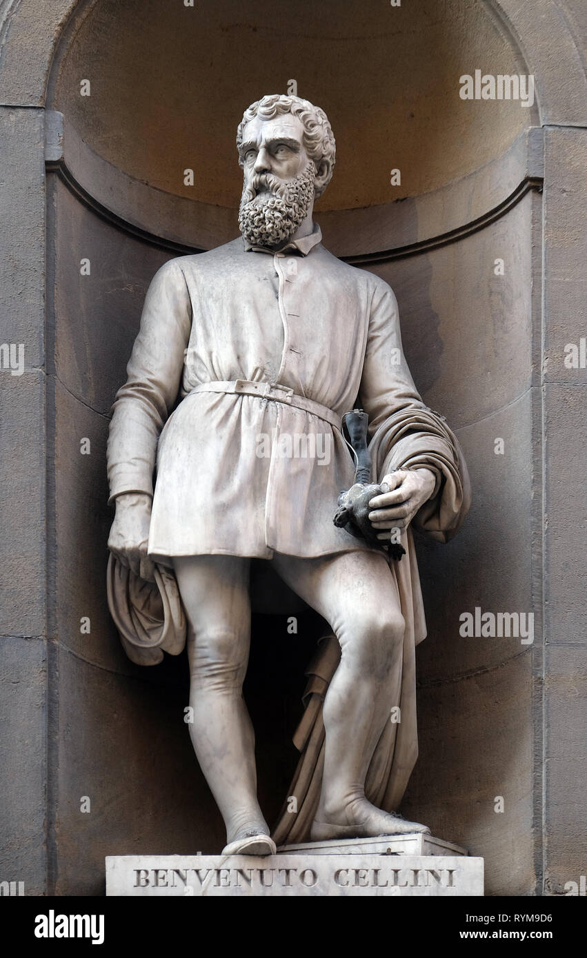 Benvenuto Cellini, statua in nicchie del colonnato degli Uffizi a Firenze Foto Stock