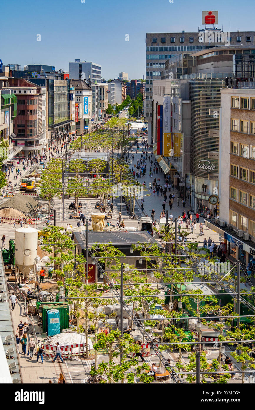 Bellissima vista aerea della famosa e affollata strada commerciale di Zeil a Francoforte in Germania. Le persone sono a piedi in con alberi decorate... pedonale Foto Stock