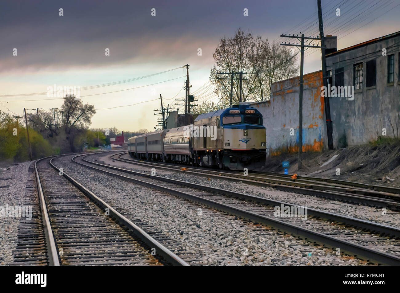 Una locomotiva diesel e le autovetture appartenenti a Amtrak-National passeggero ferroviario Corporation-al minimo sulle vie A Pontiac, Michigan, Stati Uniti d'America. Foto Stock