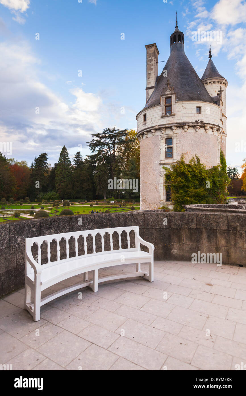 Chenonceau, Francia - 6 Novembre 2016: banco di bianco vicino al Chateau de Chenonceau, il castello medievale, la Valle della Loira. Fu costruita nel XV secolo, miscela Foto Stock