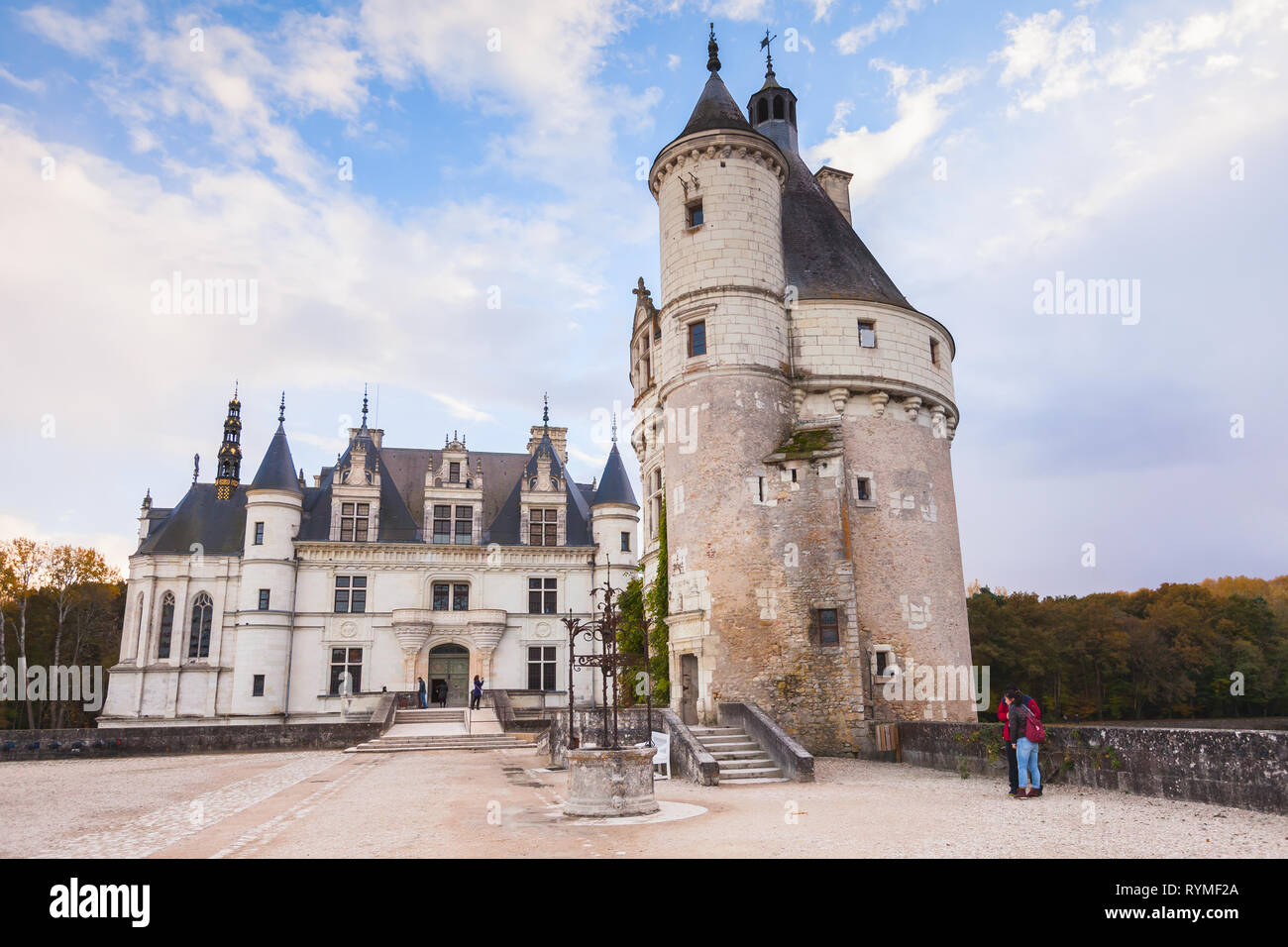 Chenonceau, Francia - 6 Novembre 2016: i turisti sono vicino al Chateau de Chenonceau, castello medievale nella Valle della Loira. Fu costruita nel XV secolo, mixtu Foto Stock