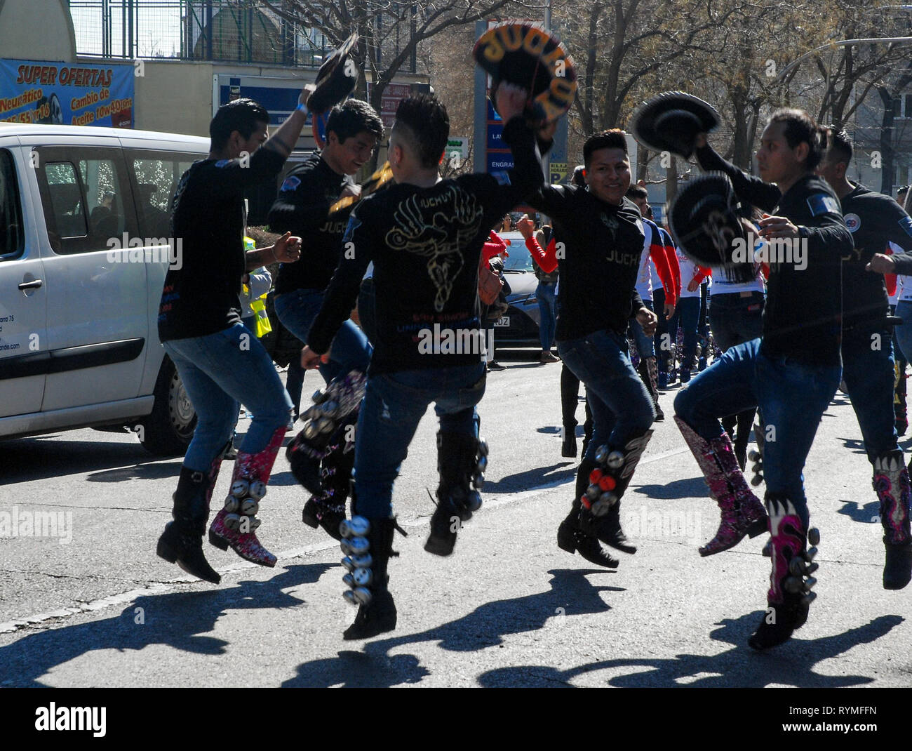 Madrid, Spagna, 2 Marzo 2019: sfilata di carnevale, membri di Fraternidad San Simon dancing Foto Stock